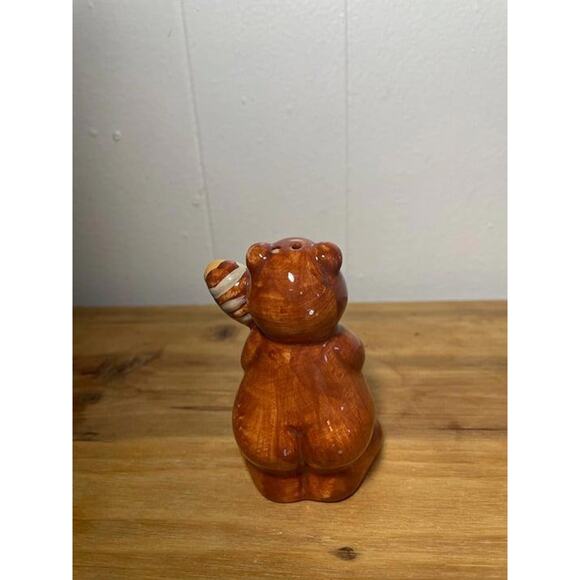 Bear and Honey Hive Salt and Pepper Shaker - Picture 4 of 9